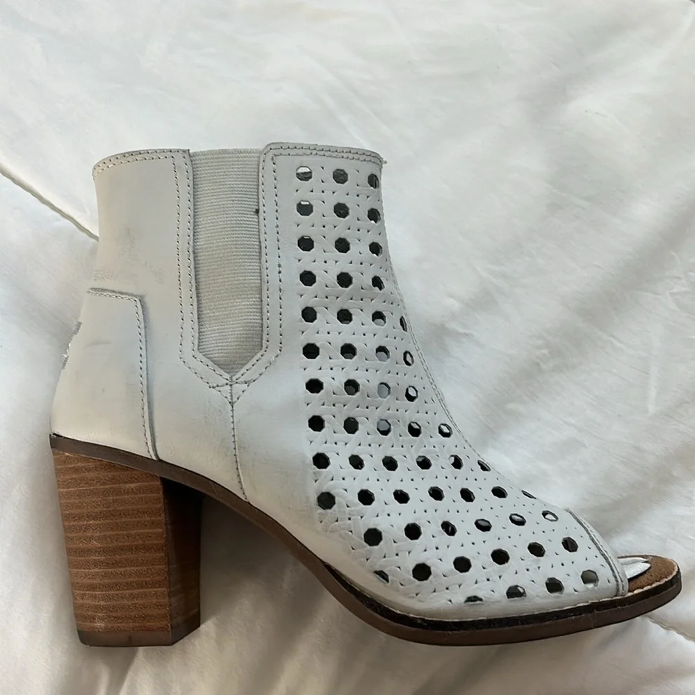 HOT Open Toed Booties - Picture 2 of 9